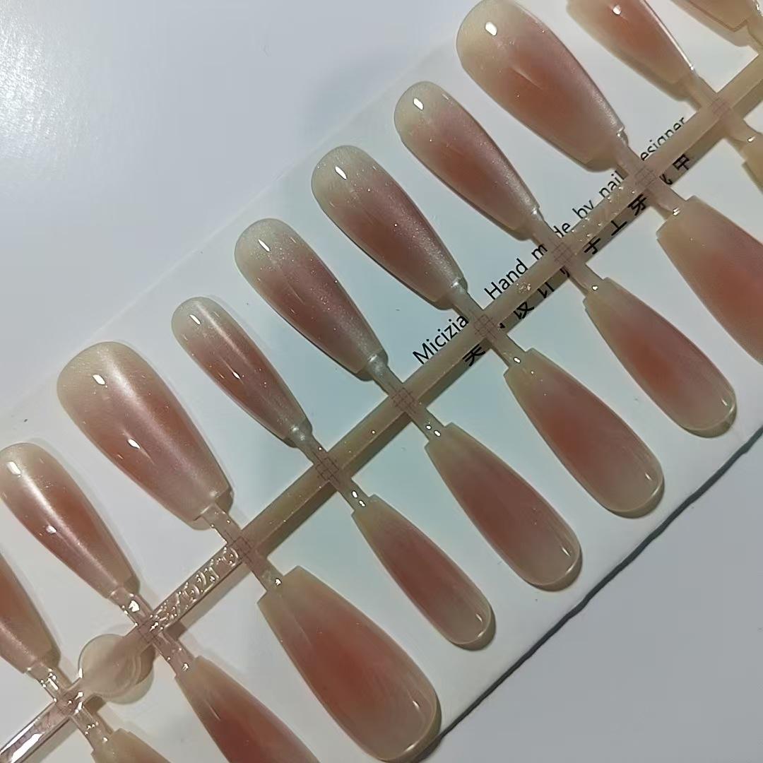 French Blush Cat Eye Press-on Nails Set: 30 Elegant Aurora Whitening Short Nails