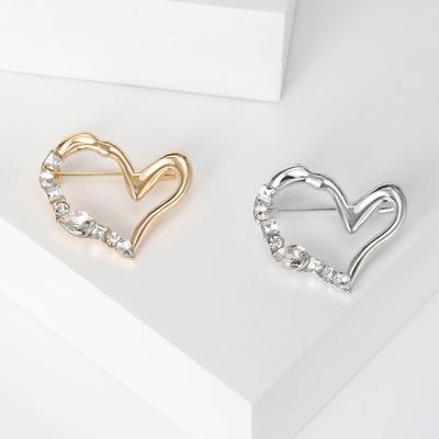 Kreative Persönlichkeit Glänzend Krumme Pfirsich Herz Brosche Einfache Legierung Herz Pin Jacke Hemd Anti-Licht Schnalle