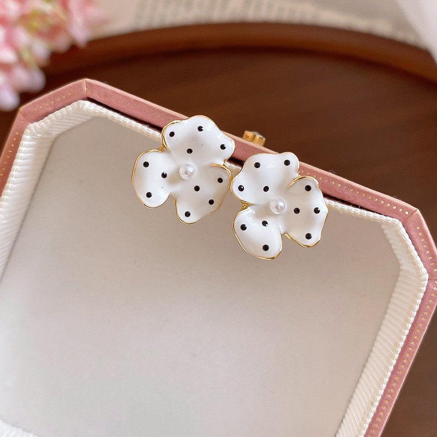 Pearl Flower Polka Dot Earrings 2026: Stylish Drip Oil Floral Clusters, Trendy Studs