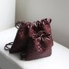 Borsa a tracolla intrecciata in vera pelle di agnello da donna, morbida, quadrata, con coulisse