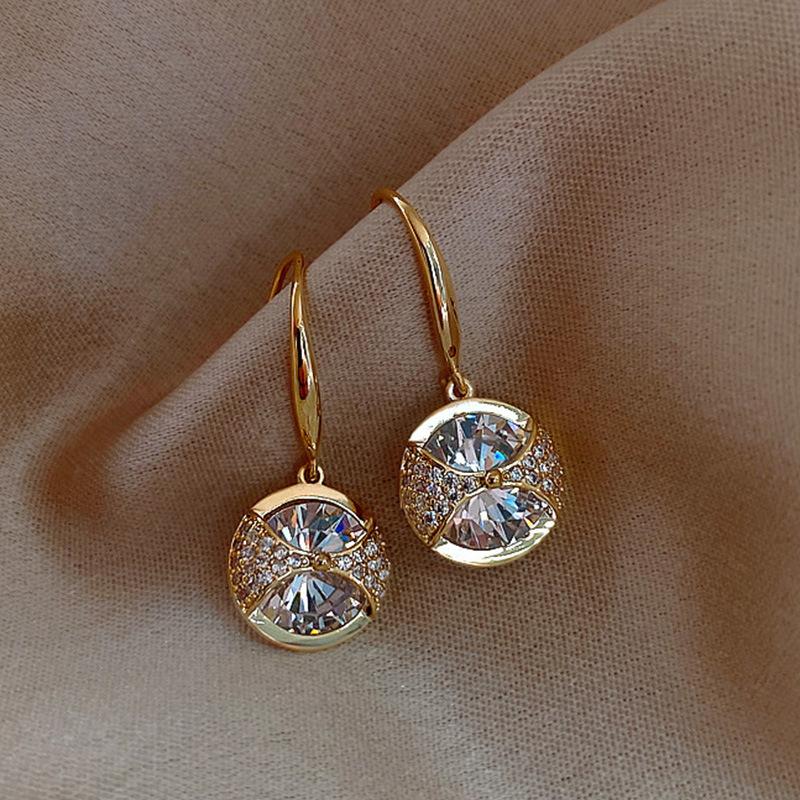 

Round Zircon Simple and Cool Style Fashionable Earrings with Elegant and Fashionable Design, Personalized High-end Accessories