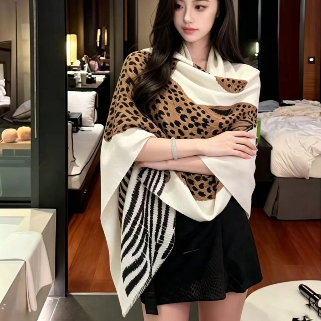 Vintage Leopard Print Scarf for Women Old Money Style Lightweight Summer Shawl Luxury Fashion Neck Scarf Gift