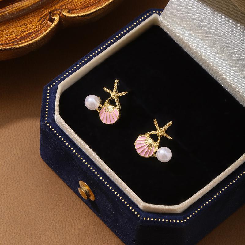 

Ocean Elements Resort Wind Small Dripping Oil Scallop Starfish Imitation Pearl Diamond Stud Earrings Women s рожевий