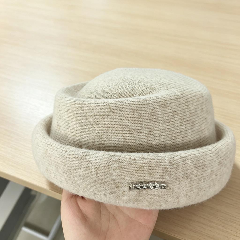Knitted hat Flat top hat Women's autumn and winter versatile face small metal label retro simple casual hat