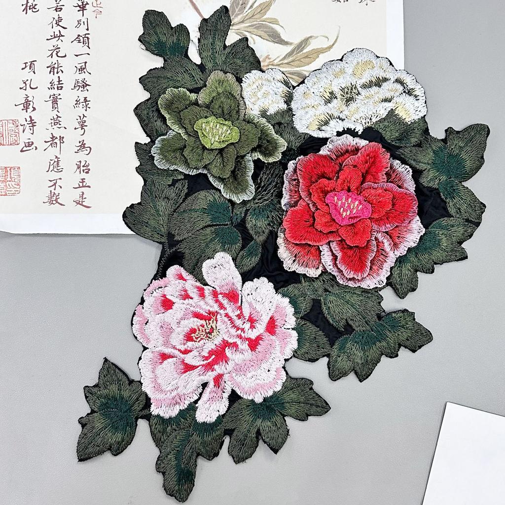 Exquisiter chinesischer Stil Dreidimensionale Blumenstickerei Stoffaufkleber Cheongsam Operntanzanzug Hanfu Dekorativer Aufnäher Bekleidungszubehör