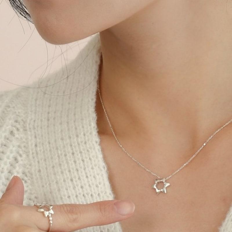 BELLOOGGI Star Whith a Heart Necklace