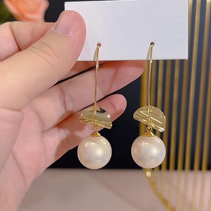 Gold Sequined Pearl Pendant Ear Hook Simple Retro High-end Earrings Fashion Light Luxury Versatile Earrings Women