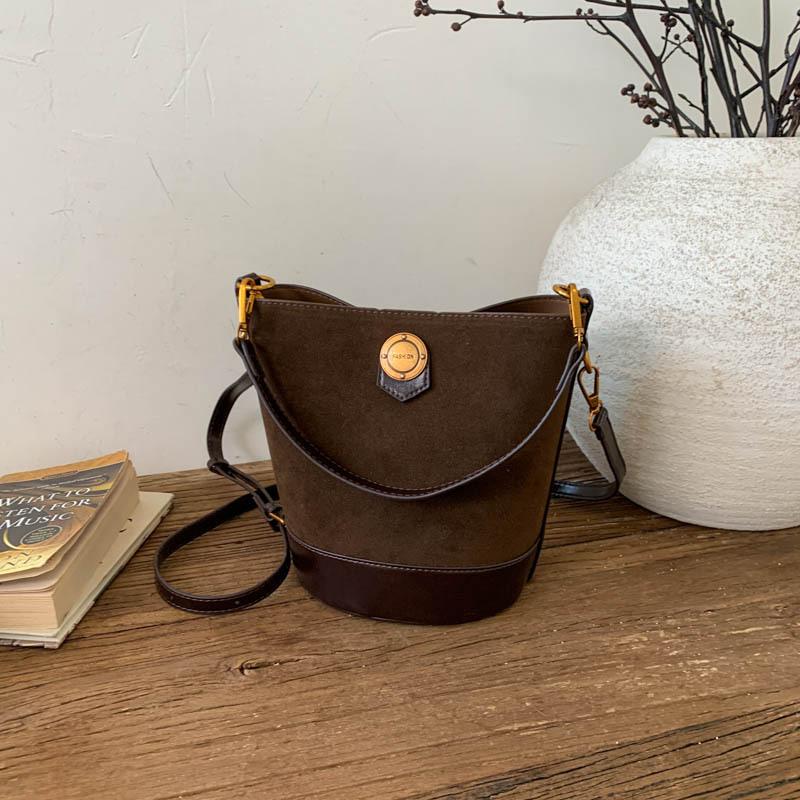 

Niche design portable bucket bag women s 2025 new retro grinding commuter bag high-end shoulder messenger bag