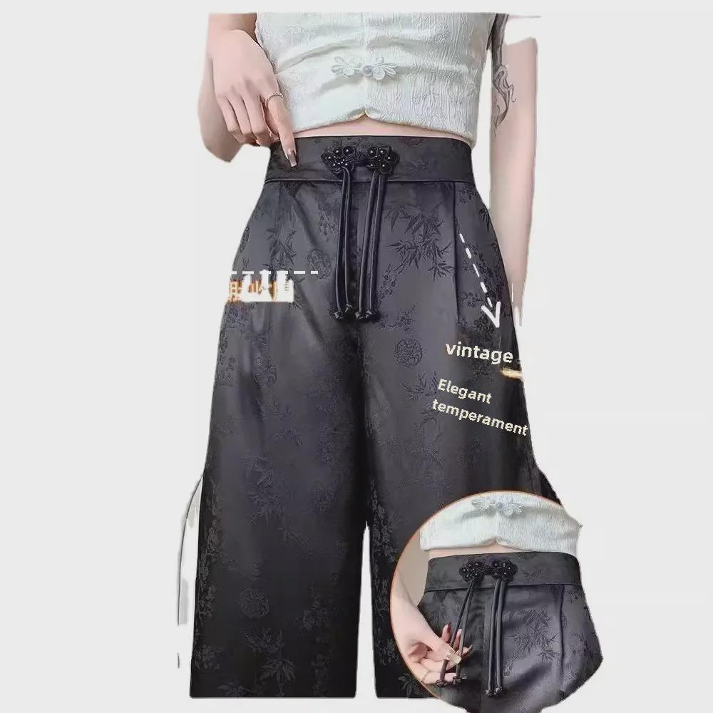 Dámské kalhoty s vysokým pasem a širokými nohavicemi ze saténového žakáru na jaro/léto 2024