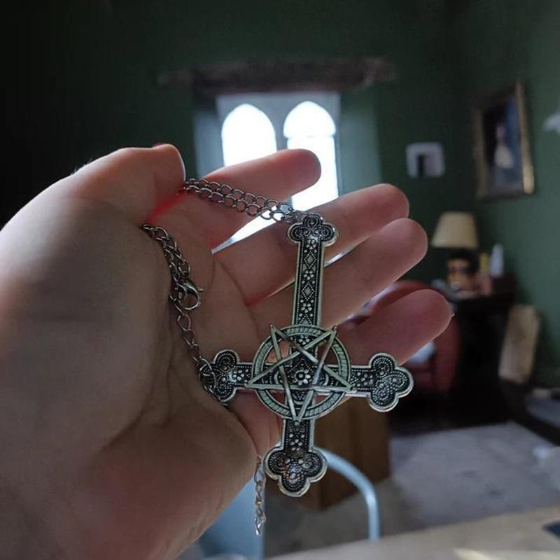 Collana con Croce Invertita Gotica Punk Charme Intagliato Choker Per Donne Uomini Gioielli Pagani Retrò