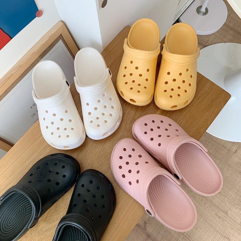 The New Style of Shoes, Crocs, Are Cute and Suitable for Both Indoor and Outdoor Use. They Are Beach Flip-flops and Women's Shoes