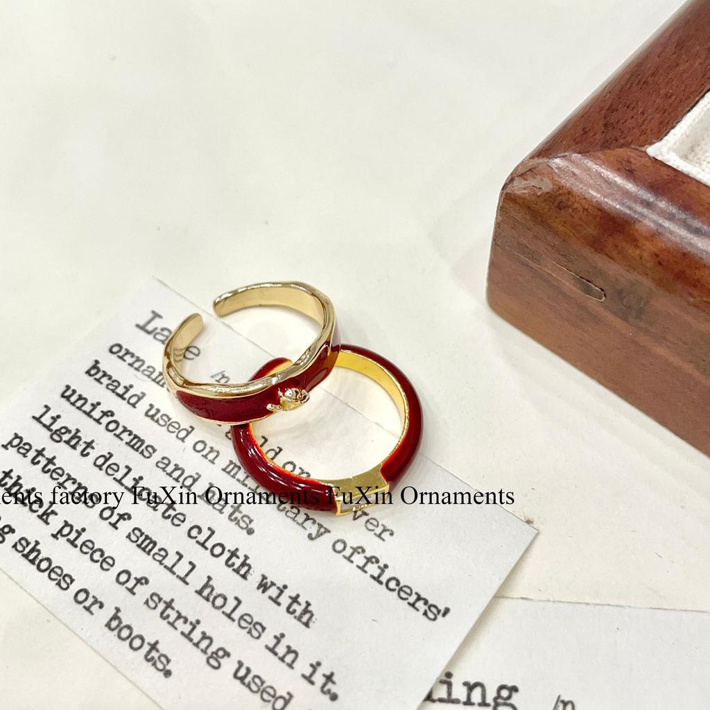 Eleganter roter Glasur Weißer Ring: Französisches Retro-Zeigefinger-Design für Frauen
