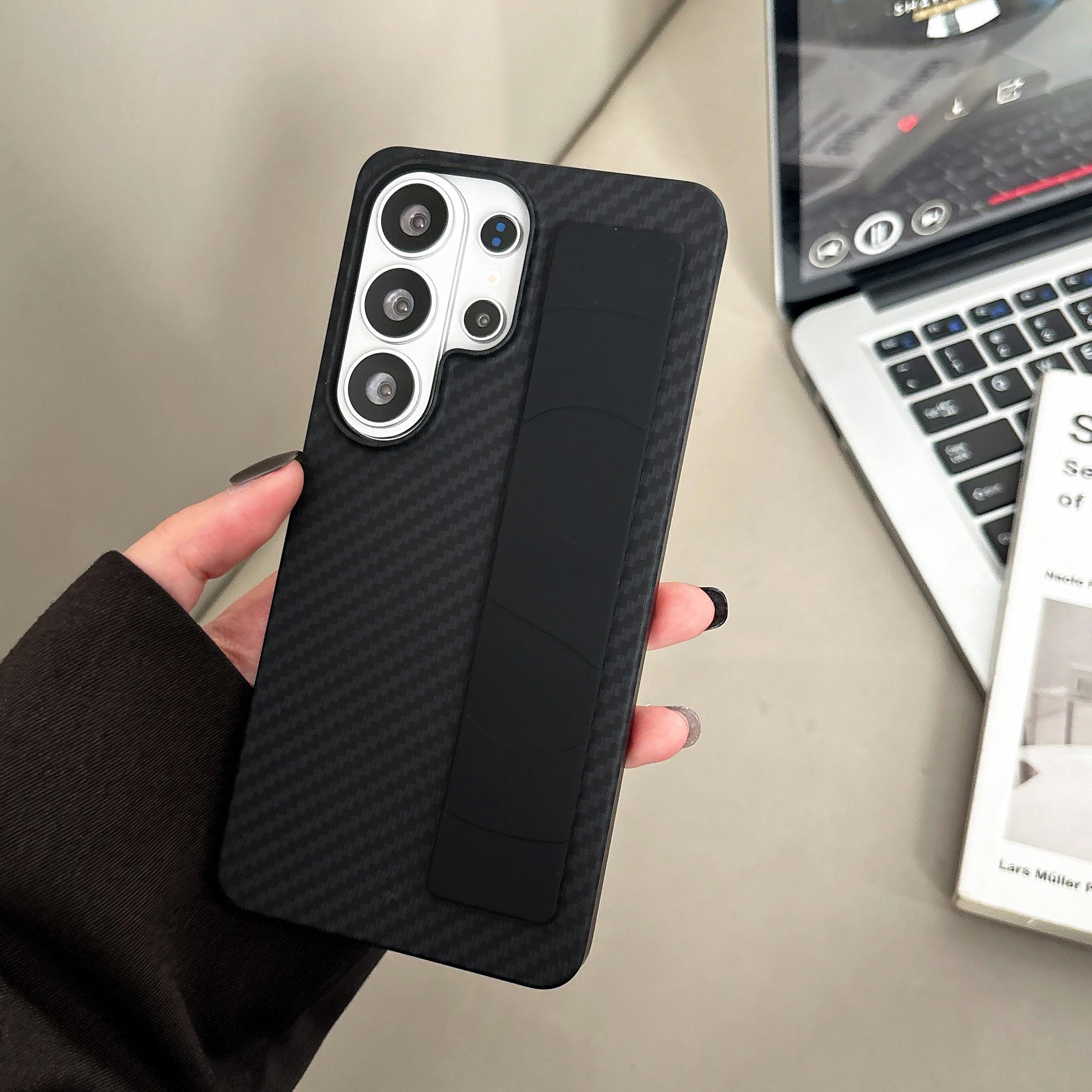 

Carbon Fiber Texture Wrist Strap Holder Case For Samsung S26 S25 S24 S23 Plus Ultra Wristband Hard Plastic Matte Bumper Cover Galaxy S26 Ultra