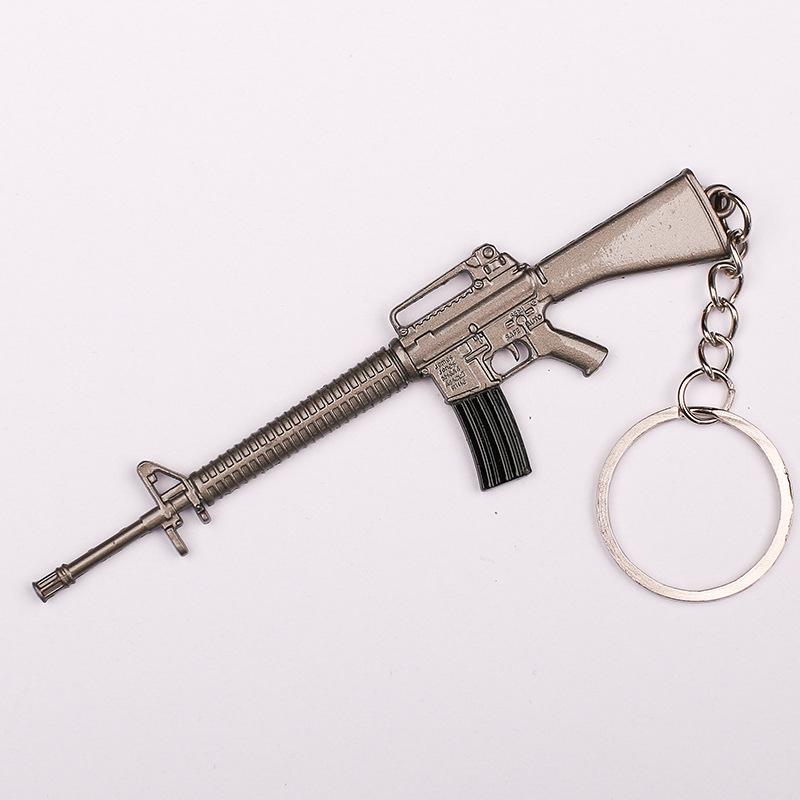 "12 cm PUBG-Schlüsselanhänger: Helm der Stufe 3, Bratpfanne und 98KAWM-Waffenmodell als Geschenk"