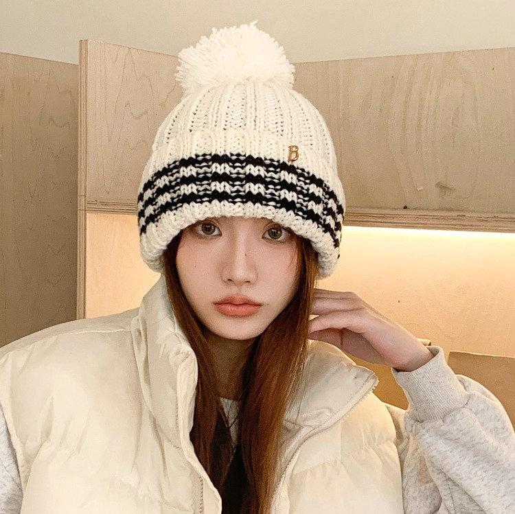 Niedliche Wollbommel schwarz-weiß gestreifte Strickmütze Damen Winter Herbst und Winter neu thermisch Ohrenschutz Wollmütze Tide