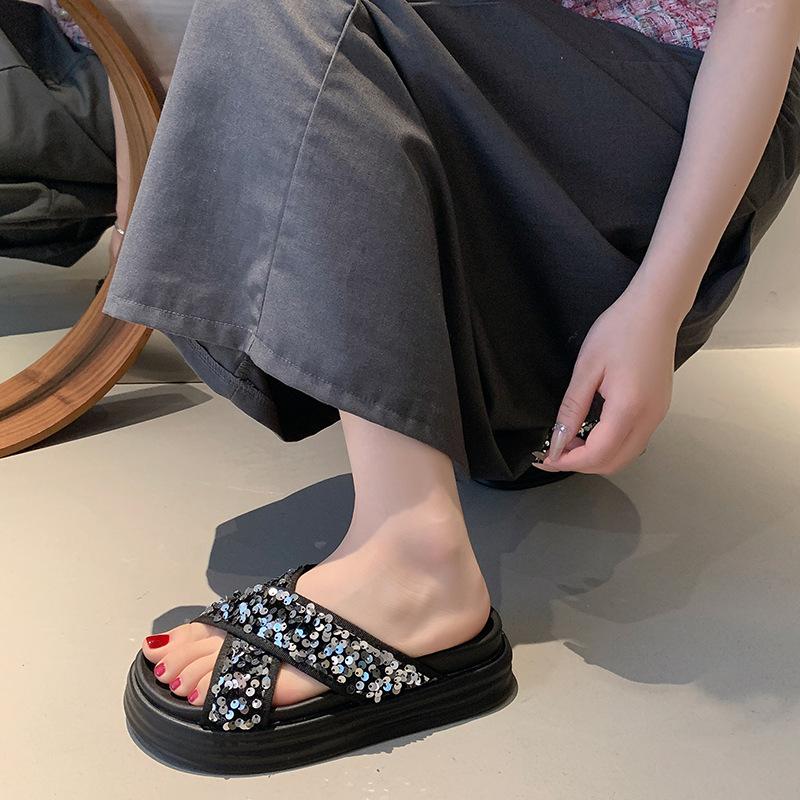 

Platform slippers women s summer wear 2024 new fashion sequins cross muffin one-word drag beach non-slip sandals 40 срібний