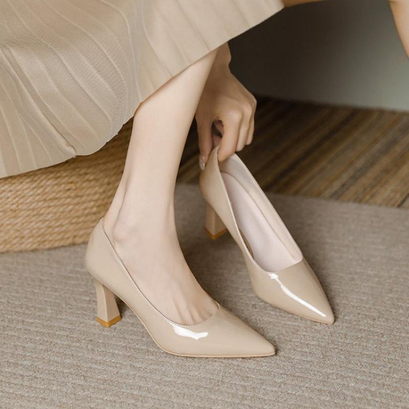 

Остроносые нюдовые туфли на среднем каблуке, новинка весны и осени 2025 года, простые туфли-лодочки с неглубоким вырезом, универсальные, для работы, профессиональные женские туфли 40 телесный