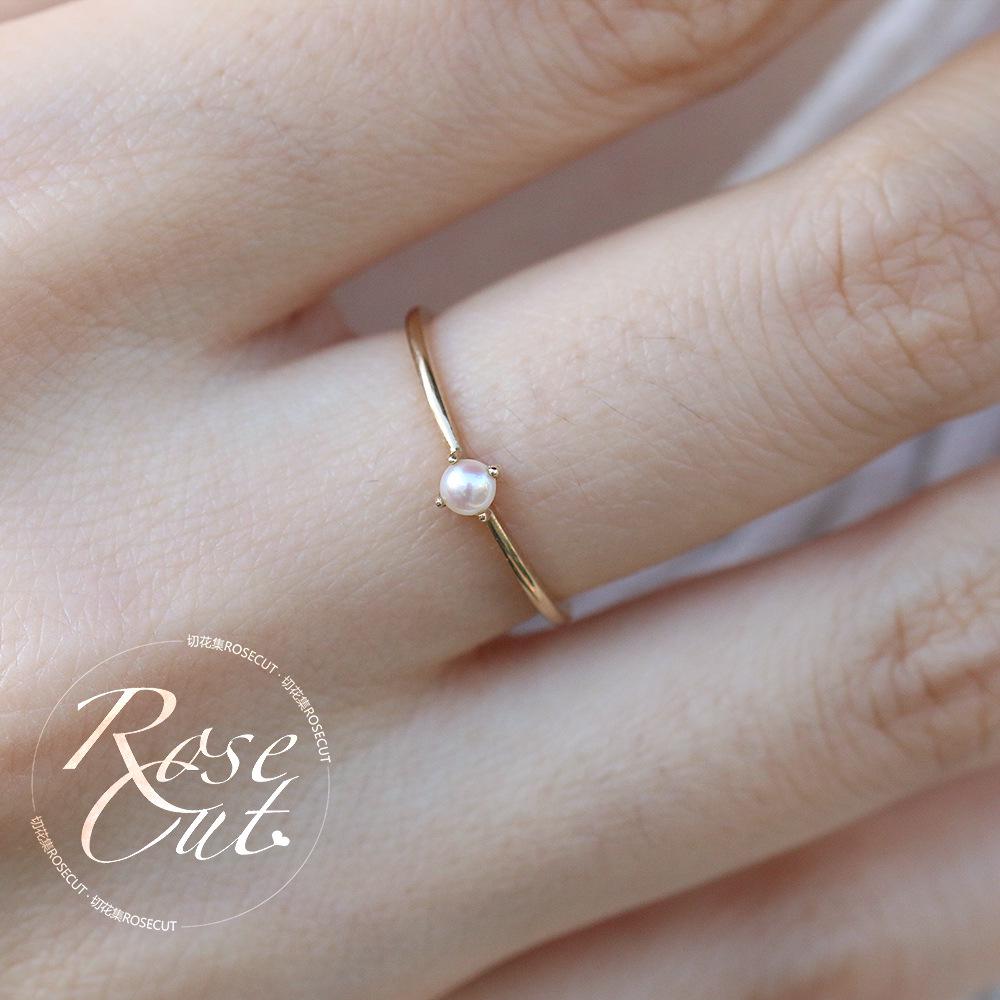 Exquisiter minimalistischer Ring für Damen: 14k Vergoldeter Mini-Planet mit eingelegter Perle