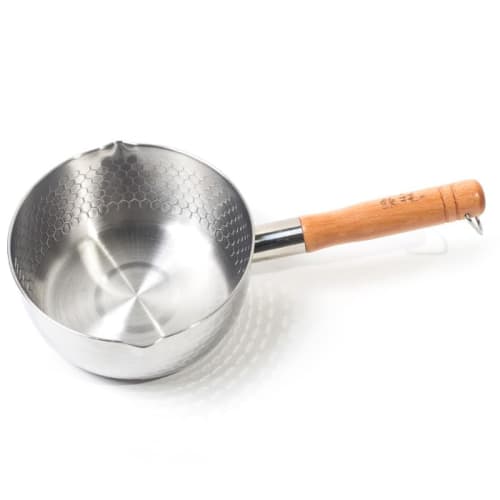 20cm Yukihira pot, stainless steel, induction cooktop, easy-to-use, with a wooden handle, hammered finish, and glass lid. Features a self-standing kno