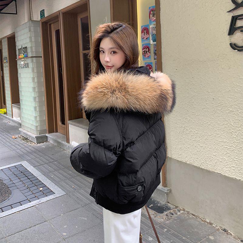 

Женская короткая куртка на 90% белом утином пуху с большим меховым воротником, новая коллекция 2025, в корейском стиле для миниатюрных, свободная и утепленная для зимы. S (up to 55 kg)