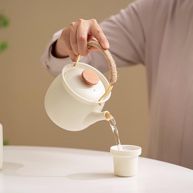 Krémově žlutá keramická elektrická konvice na čaj