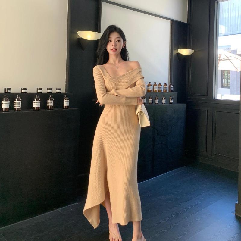 Niche off-the-shoulder knitted dress, early autumn new women's clothing, small slim-fitting sweater, long skirt.