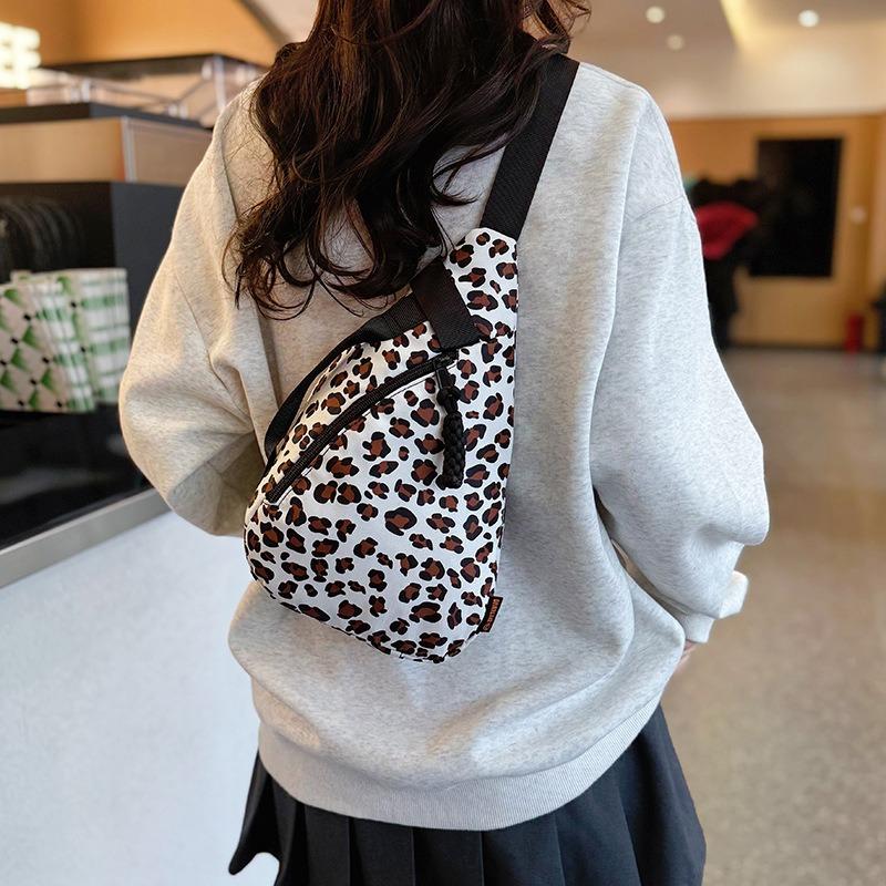 Trendy Leopard Print Large-capacity Breast Bag Niche Versatile Shoulder Bag High-end Casual Commuter Messenger Bag