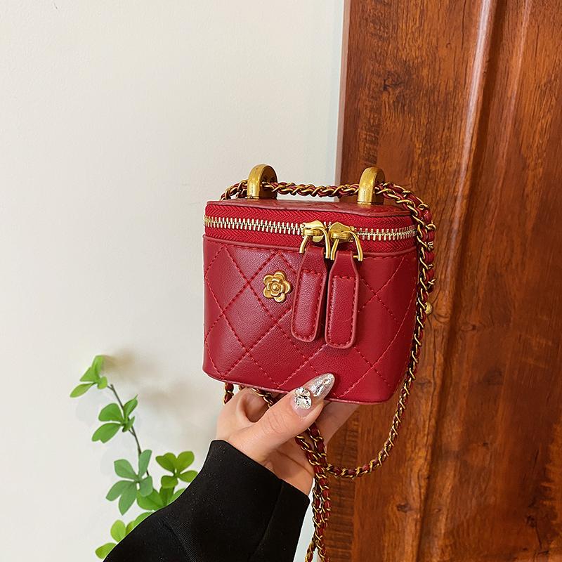 A small handbag made of exquisite color PU material, fashionable and popular styles, improve temperament