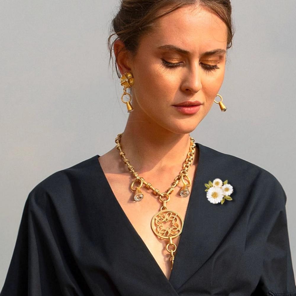 Exquisite Crystal Sunflower Brooches for Women Fashion Daisy Flower Collar Pins Coat Shawl Corsage Jewelry Party Accessories