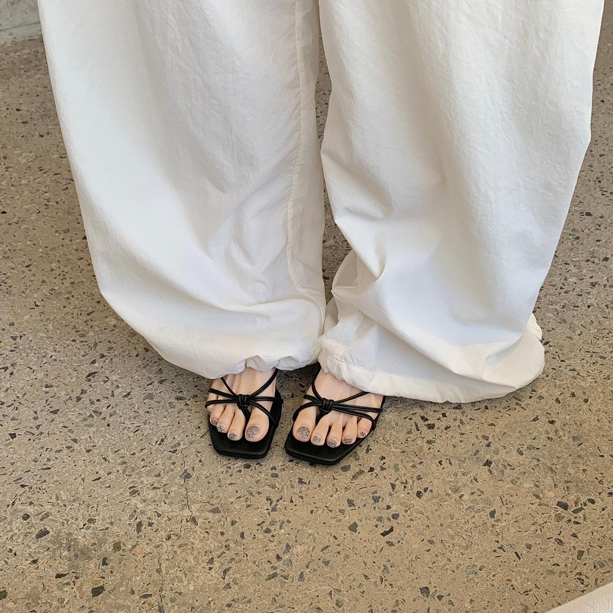 

Вечерний ветер квадратная голова с универсальными и элегантными сандалиями на плоской подошве для женщин, носящих серебряные сандалии на улице летом 35 чёрный