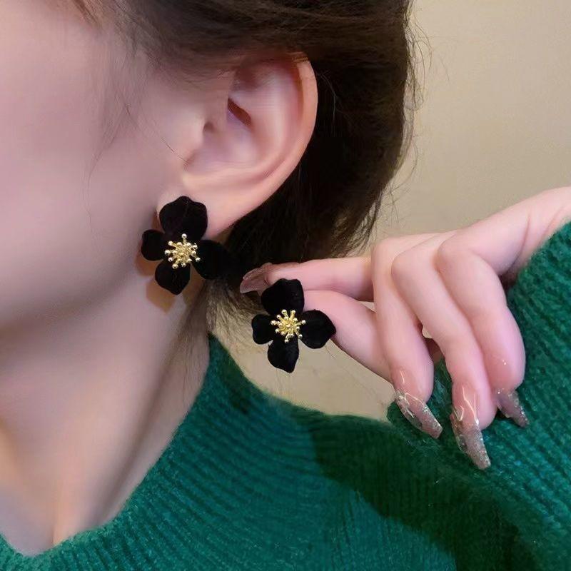 Retro Red Earrings for Women, Niche Design, High-end Small Fragrance Style Earrings, Flower Earrings