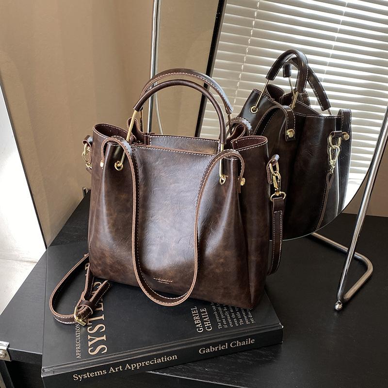 

Корейская версия модной женской сумки большой вместимости 2025 новая женская сумка повседневная сумка-мессенджер через плечо в иностранном стиле 25*10*23 коричневый