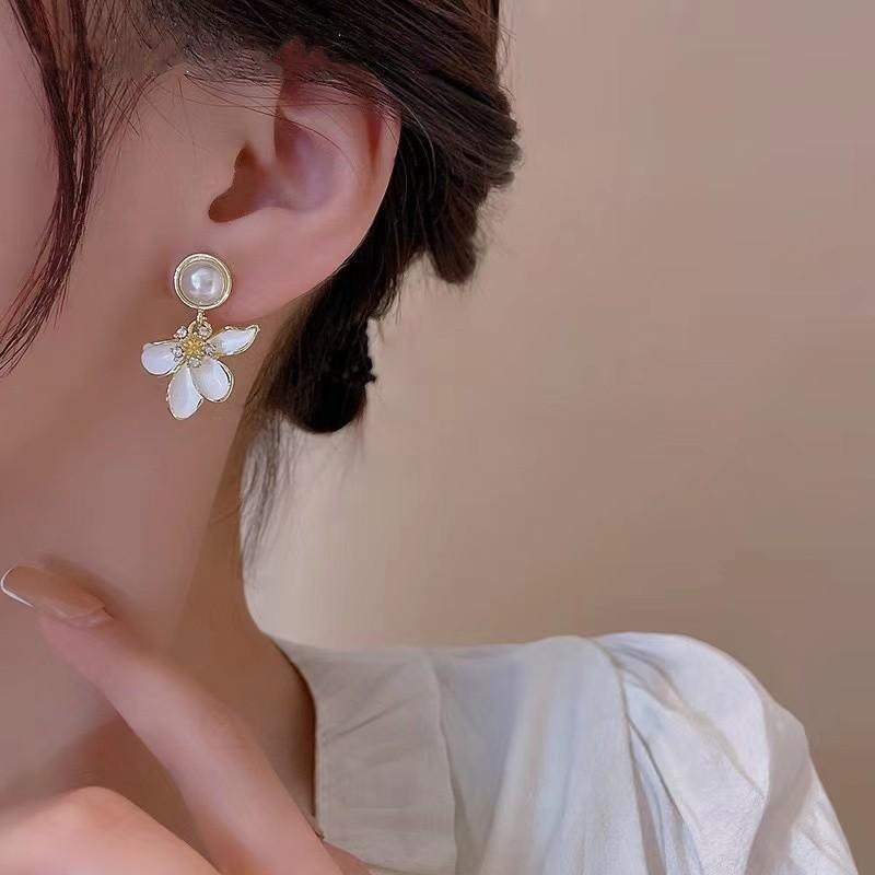 Silver needle white lily stud earrings special design sense flower popular earrings women's niche French style earrings