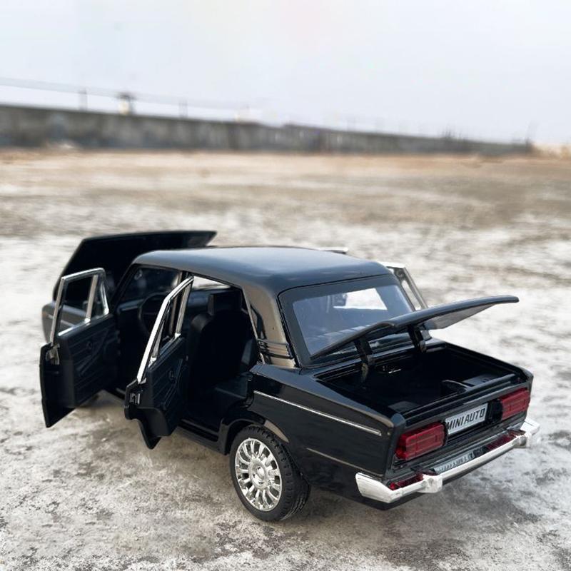 1:18 LADA 2106 Alloy Die Cast Toy Car Model Sound and Light Children's Toy Collectibles Birthday gift