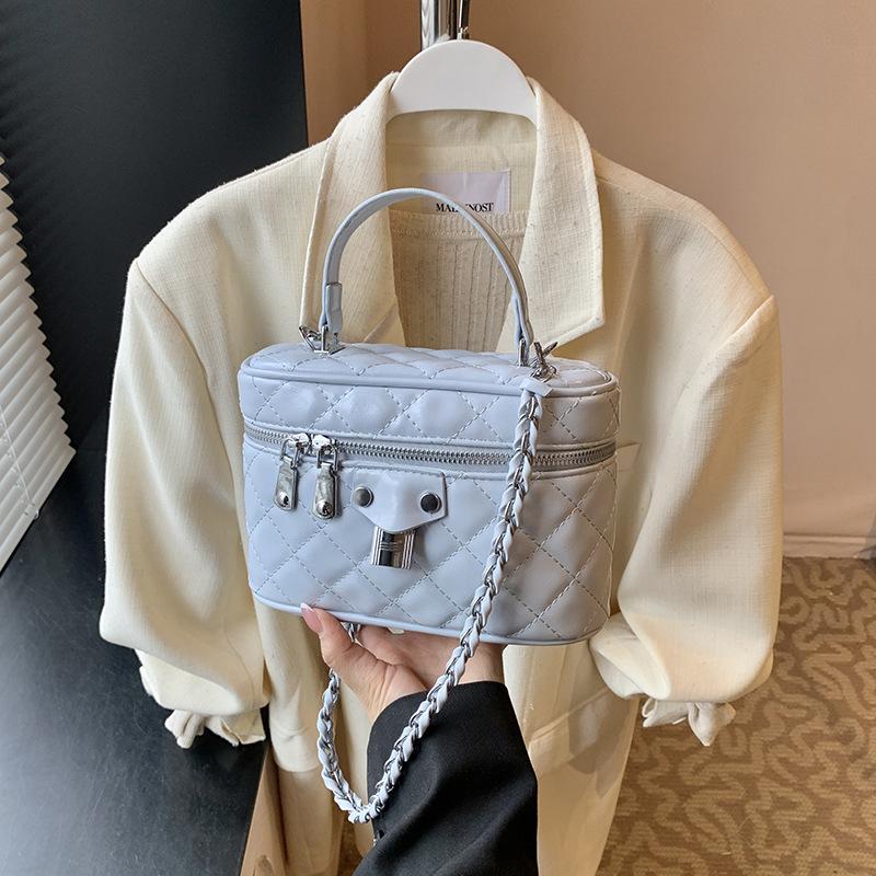 Rhombus Embroidery Thread Small Bag Women's 2025 New Spring and Summer Popular Popular Versatile Messenger Bag Fashionable Portable Bucket Bag