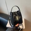 Fashion hand carrying bucket bag women's autumn and winter new niche simple casual woven shoulder messenger bag