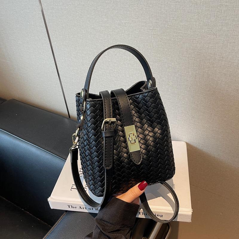 Fashion hand carrying bucket bag women's autumn and winter new niche simple casual woven shoulder messenger bag