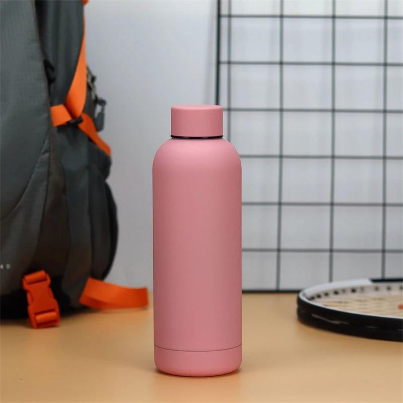750ml Isolerad Flaska Enfärgad Rostfri Stålkanna med Lock Stor Kapacitet Iskaffekopp Bärbar för Körning Resor Hemma