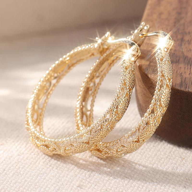 Vintage Style Hoop Earrings Textured Metal Lightweight Design Durable Closure Suitable for Daily Wear and Special Occasions Jewelry Accessory