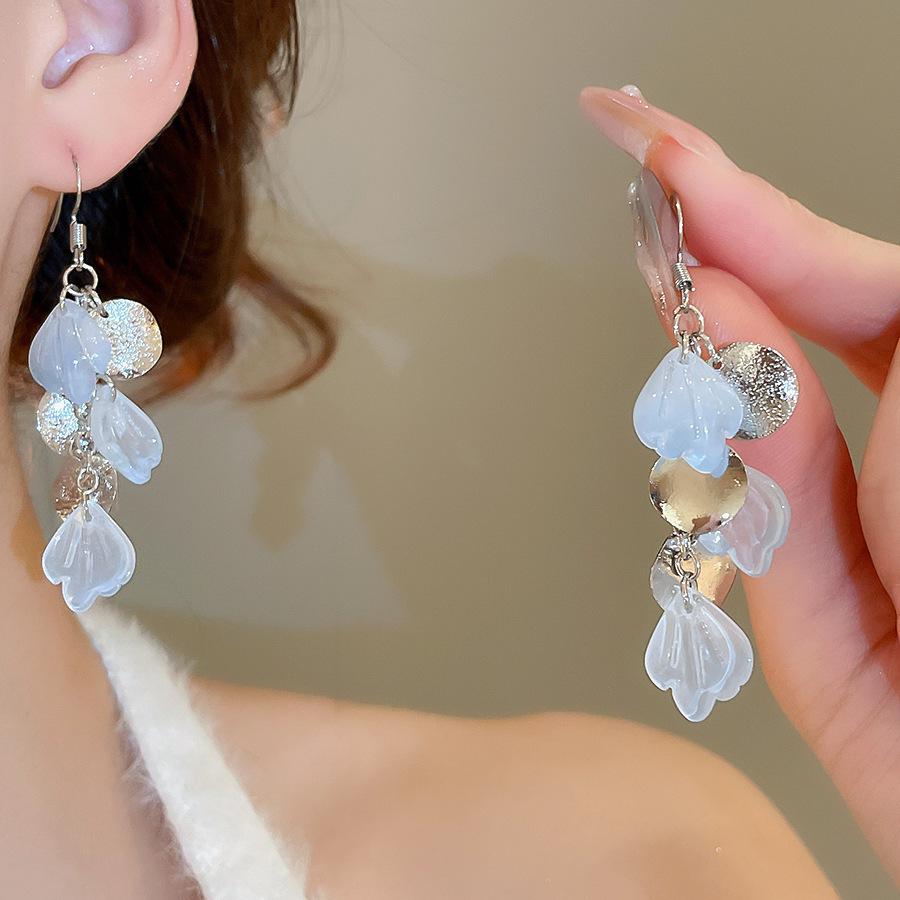 Gradient Blue Round Shell Earrings - Light Luxury Fashion Design