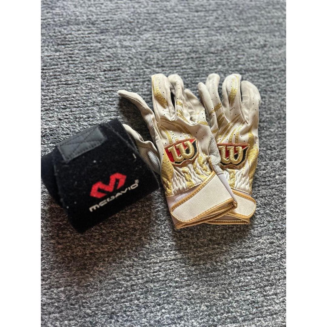 Used Wilson Batting Gloves White/Gold [With manual winding]