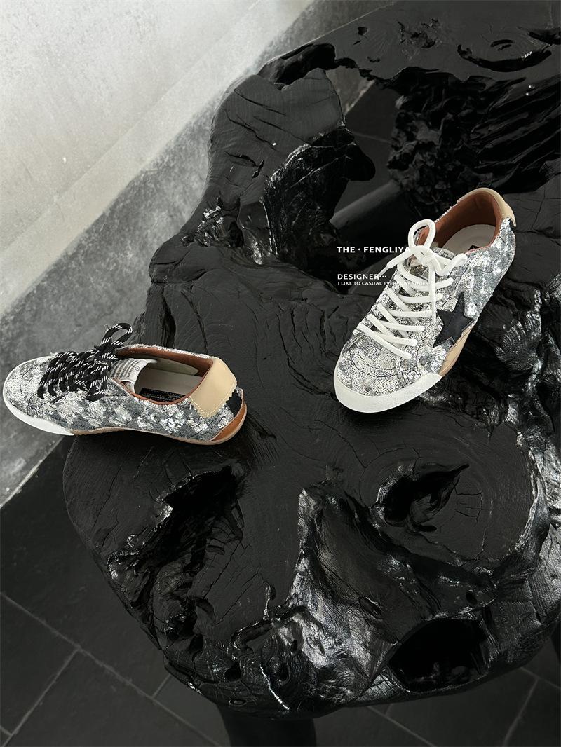 

2025 новые серебристо-серые с пайетками черная звезда старые маленькие грязные туфли повседневные на шнуровке ретро нишевые немецкие тренировочные кроссовки женские 39