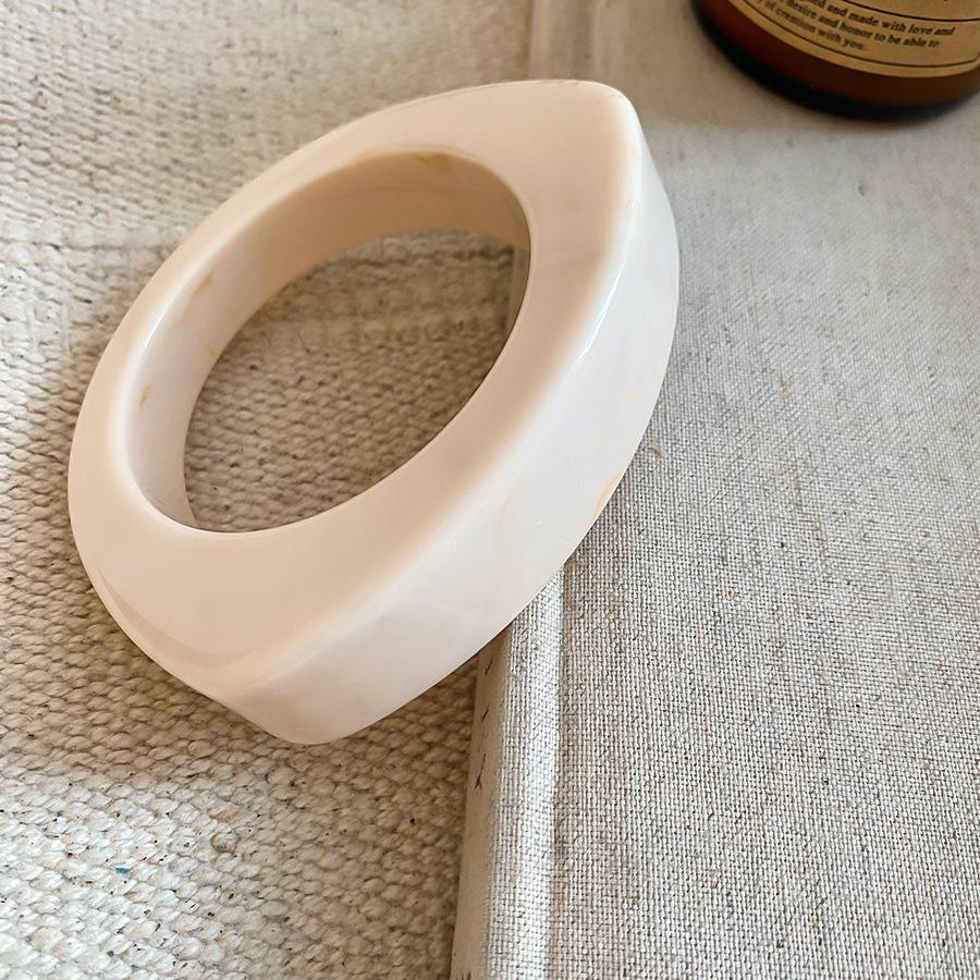 Minimalistyczna bransoletka z żywicy w kolorach gradientowych: Świeża, Słodka, Wszechstronna Bransoletka dla Kobiet