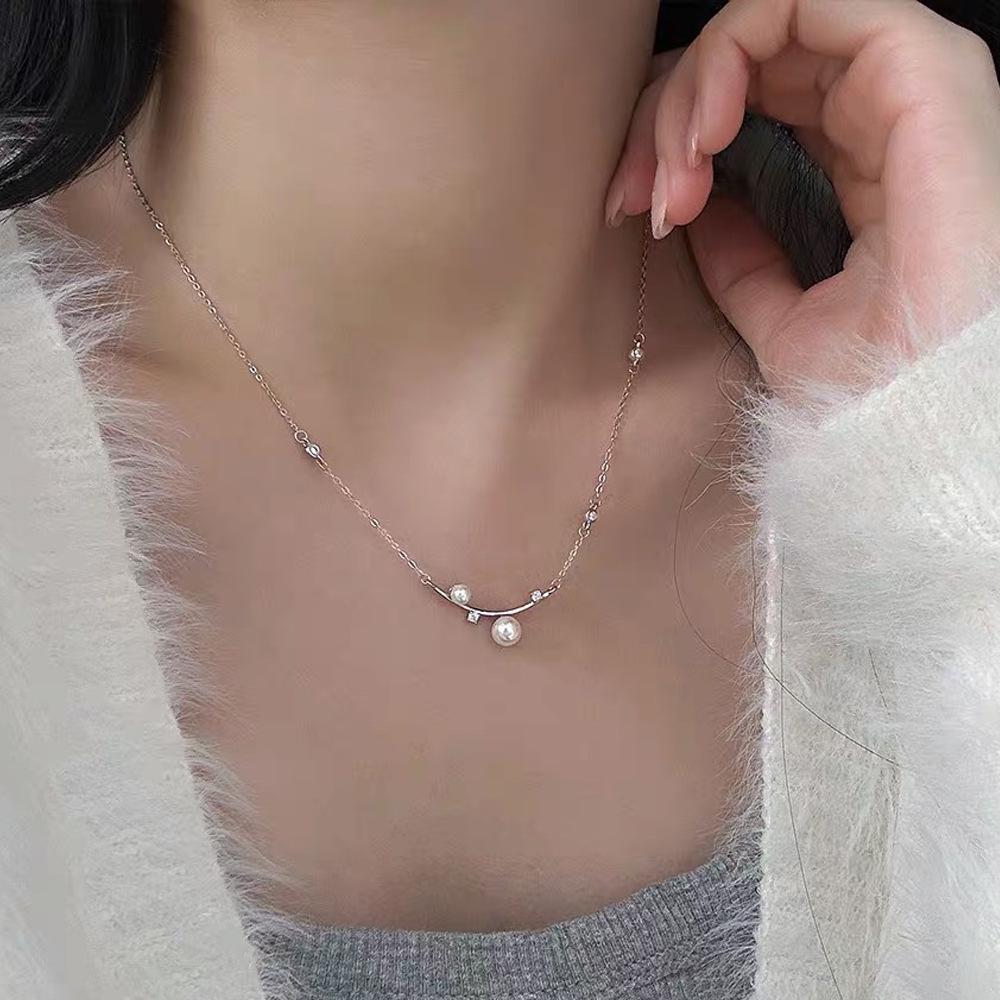 Sterling Silver Pearl & Zirconia Necklace - Elegant, Luxurious, Versatile Clavicle Chain for Women.