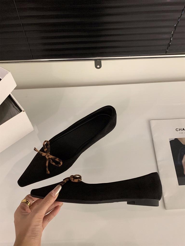 Französische flache schwarze spitze Einzel-Schuhe Damenschuhe 2025 neu Frühling und Herbst Retro Wildleder Schleife Pendlerschuhe