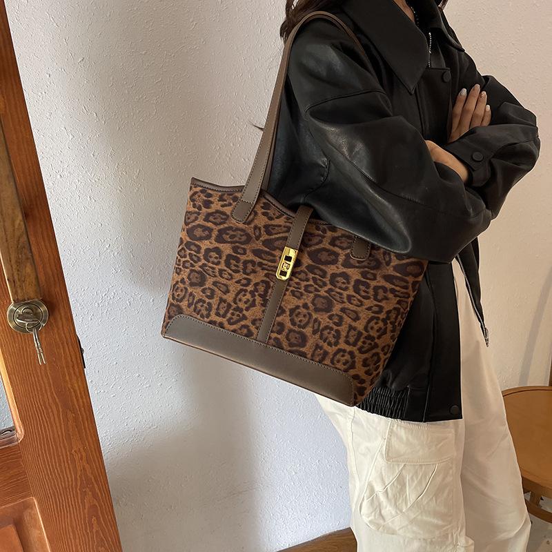 Autumn and Winter Popular Woolen Bag Women's 2025 New Fashion Leopard Print Handbag Versatile Large-capacity Bucket Bag