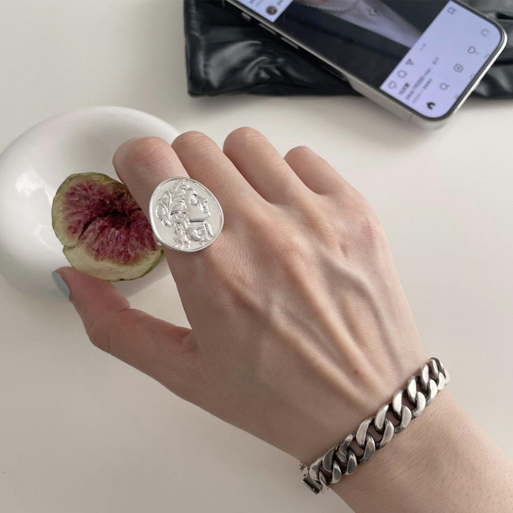 Elegant Black Agate Sterling Silver Women's Ring - Retro Design, Colorfast, Light Luxury Jewelry.