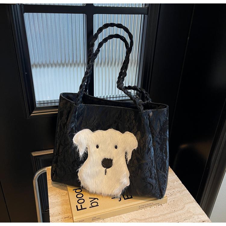 

Повседневный большой вместительный женский рюкзак 2024 года, новая популярная универсальная сумка через плечо, текстурированная сумка-тоут для женщин 31*12*26 чёрный