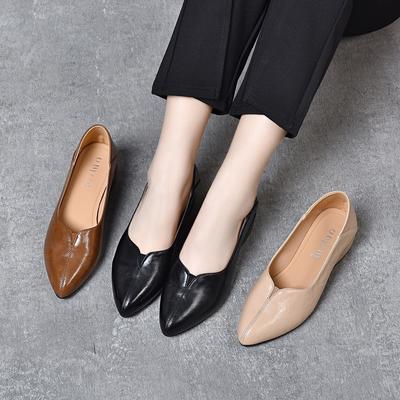 Le scarpe basse a punta per i nuovi modelli primaverili da donna sono semplici e generose, con tacco basso e scollo basso, piccole scarpe singole, un pedale per le donne