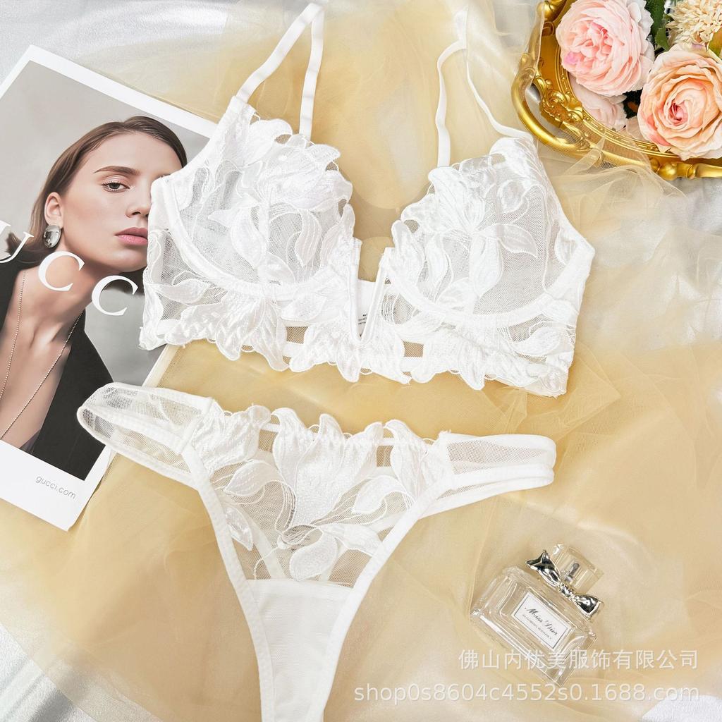 Lingerie sexy femminile sexy scollatura a V profonda ricamo pizzo ultrasottile reggiseno seno grande set reggiseno piccolo